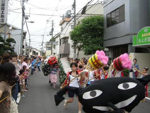 子どもたちによる奉納の舞を激励するオレ